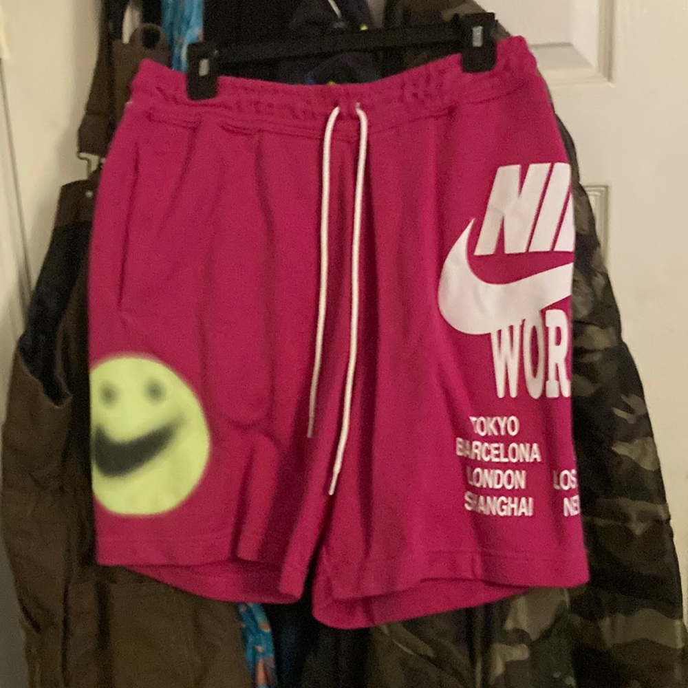 Nike worldwide sweat shorts color pink size medium